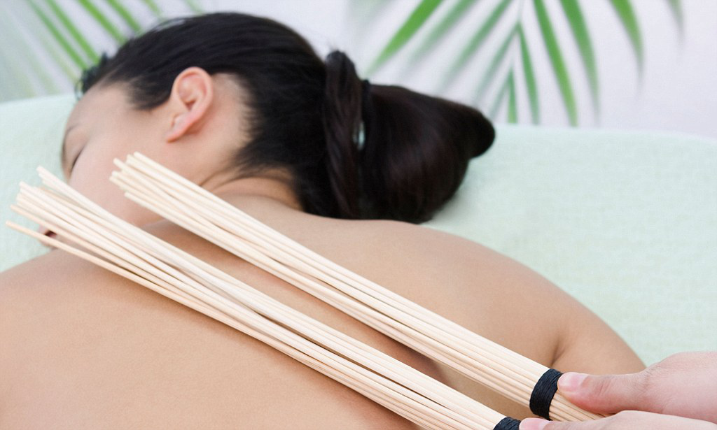Процедура массажа бамбуковым веником