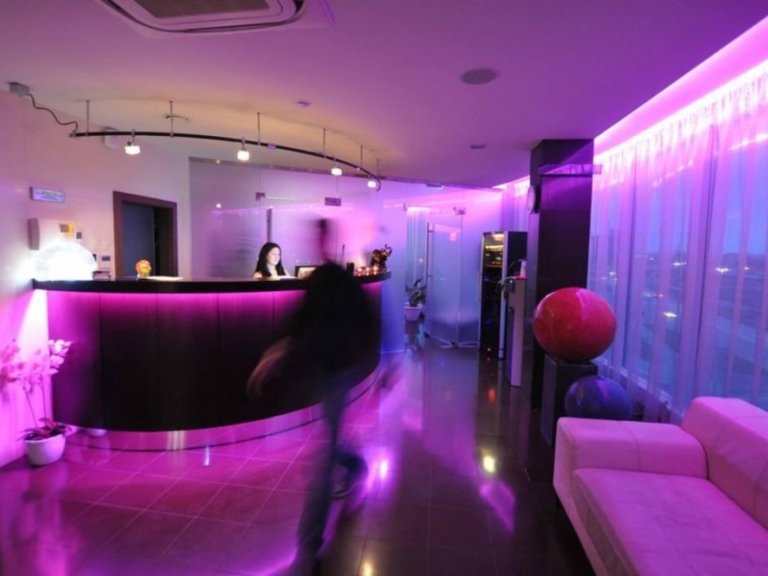 Жалаңаш шұлықтағы әйелдермен орыс сексін онлайн көріңіз.